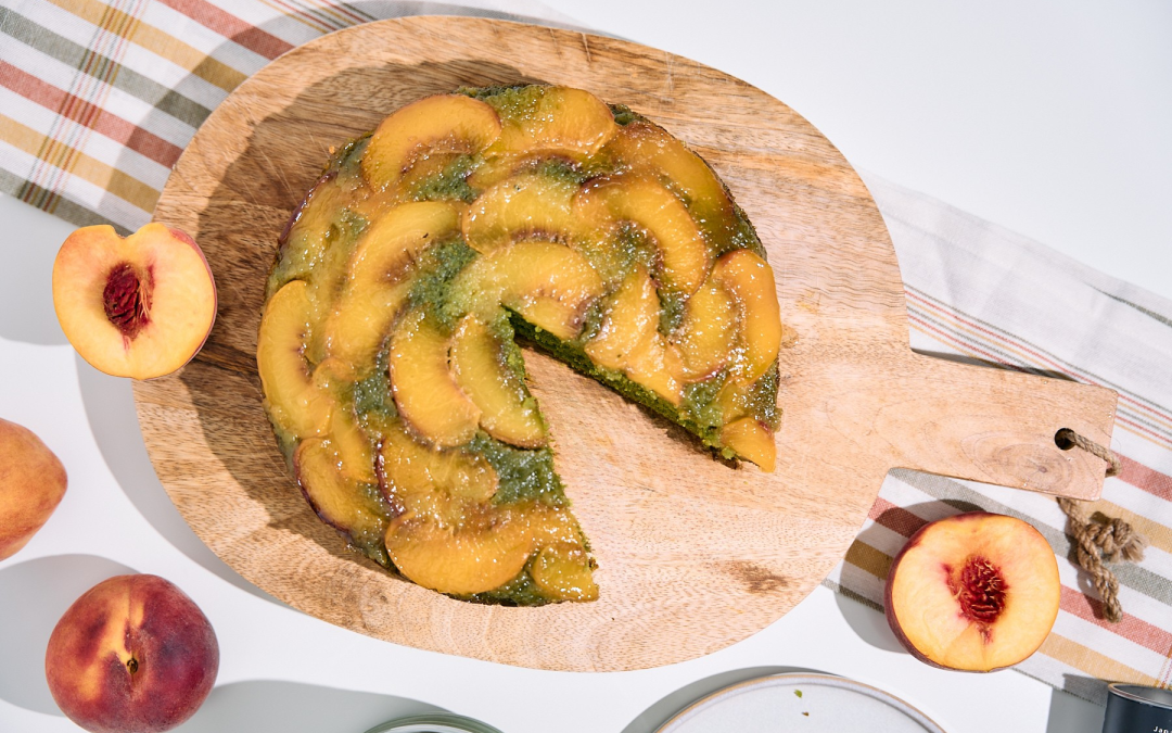 Torta rovesciata alle pesche e matcha